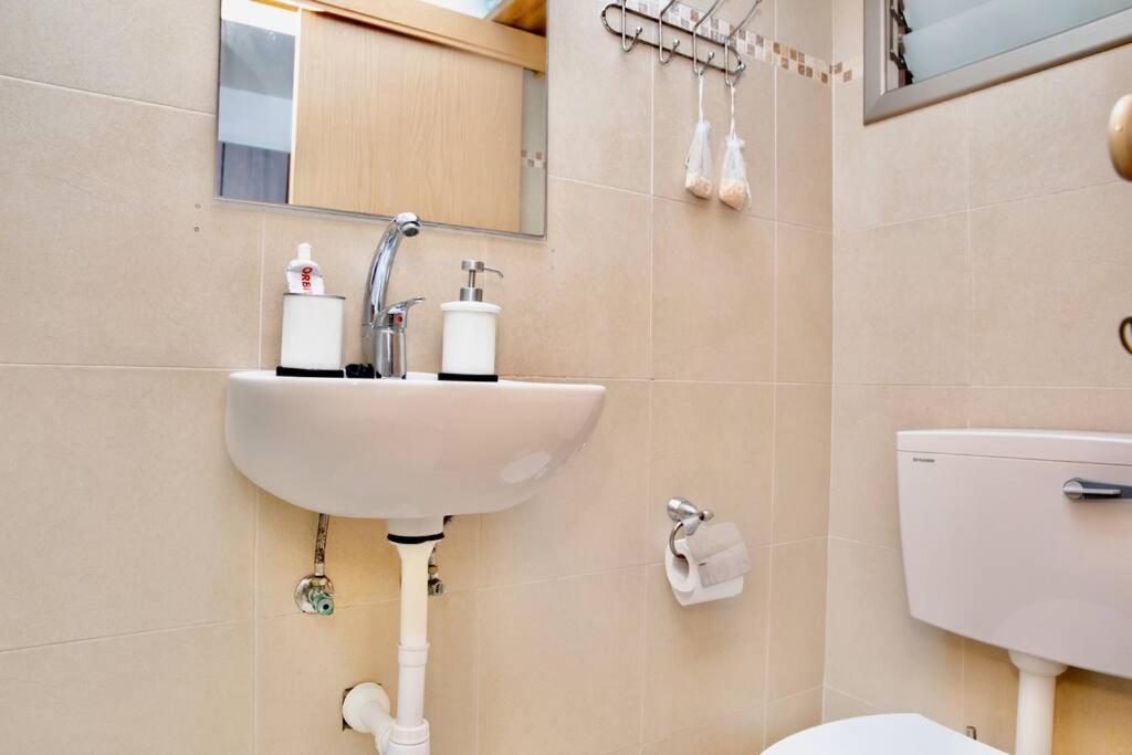 Homey Apartment Near The Beach Hadera Buitenkant foto