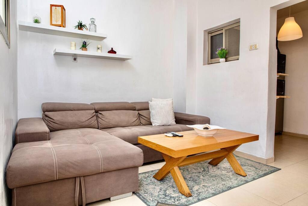 Homey Apartment Near The Beach Hadera Buitenkant foto