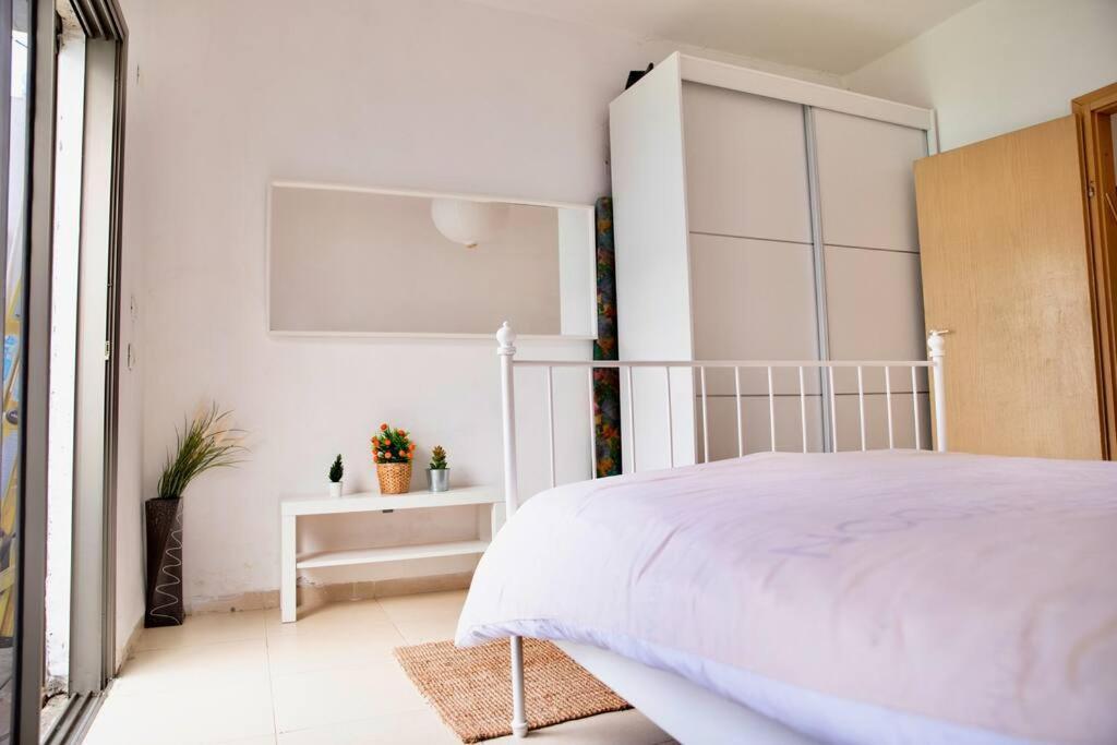 Homey Apartment Near The Beach Hadera Buitenkant foto